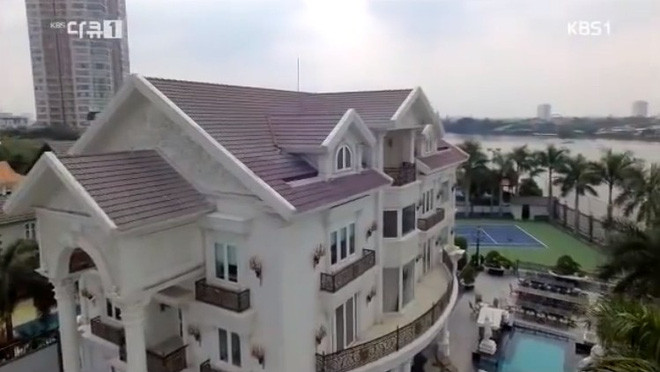 Tọa lạc tại một vị trí đẹp ở quận 2 (TP HCM), căn biệt thự của gia đình nhà chồng Hà Tăng màu trắng với ba mặt tiền nổi bật, kiến trúc xa hoa và tráng lệ. Ảnh: KBS.