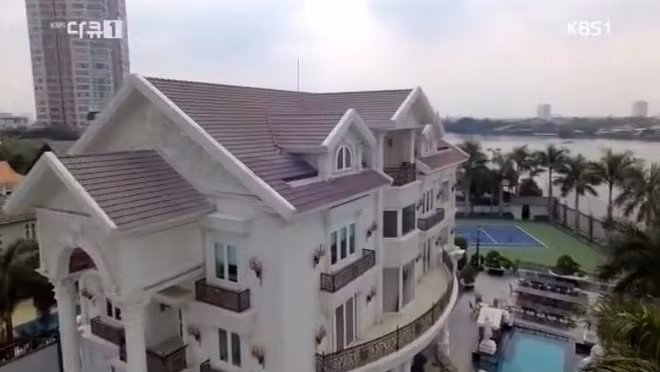 Tọa lạc tại một vị trí đẹp ở quận 2 (TP HCM), căn biệt thự của gia đình nhà chồng Hà Tăng màu trắng với ba mặt tiền nổi bật, kiến trúc xa hoa và tráng lệ. Ảnh: KBS.