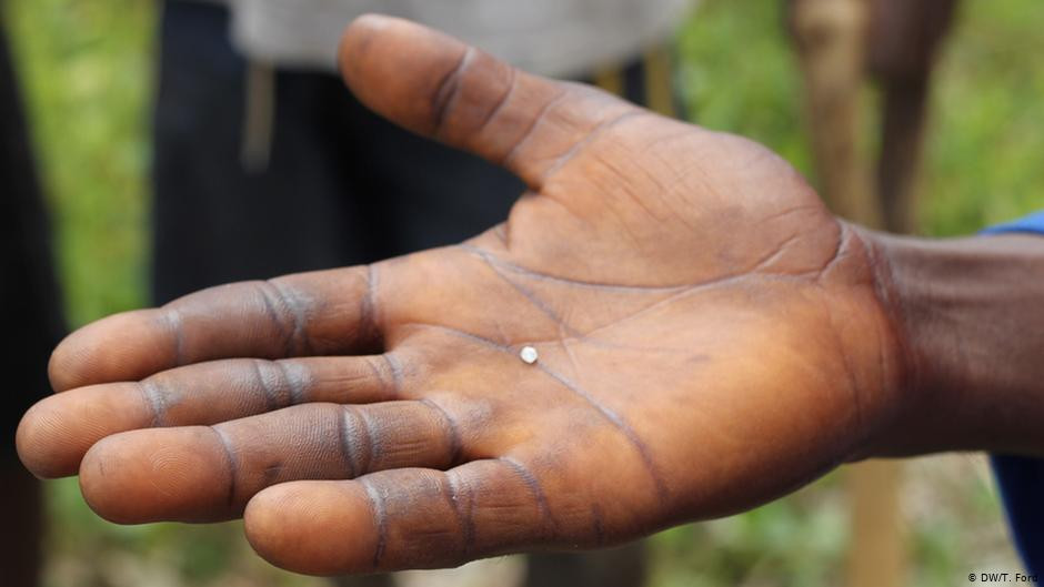 Và một viên kim cương nhỏ xíu như thế này bán được với giá khoảng 800.000 đồng. Nguồn ảnh: Getty Image.