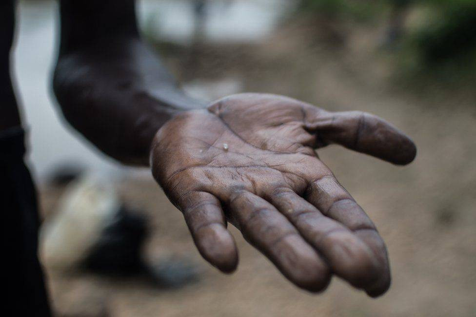 Khi máng đầy, họ bắt đầu đãi bùn để tìm kim cương. Thế nhưng, họ rất hiếm khi gặp may mắn trong việc tìm kiếm.