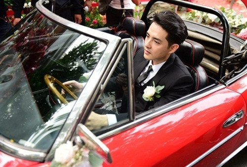 Đích thân Ông Cao Thắng lái xe mui trần độc nhất tại TP HCM đi hỏi cưới Đông Nhi. Đoàn xe theo phía sau xe dâu cũng xuất hiện nhiều thương hiệu đắt đỏ như Audi, Mercedes...Ảnh: Vietnamnet.