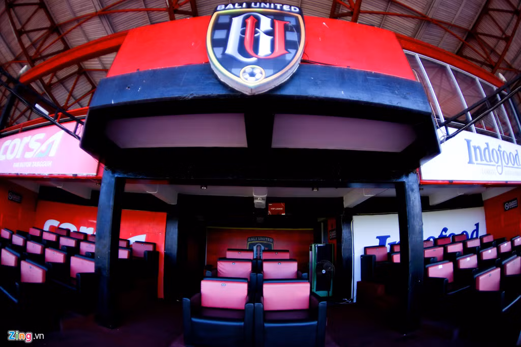 Khán đài vip được trang bị hệ thống ghế ngồi mềm, rất êm. Ảnh: Zing.