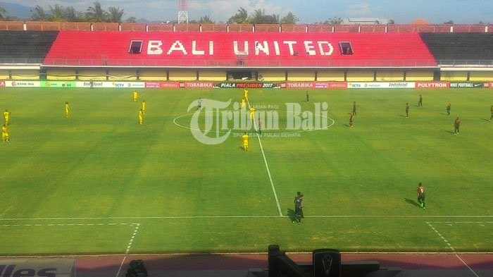 Ánh sáng trên sân là dàn đèn trắng, tạo tầm nhìn tốt cho các cầu thủ. Ảnh: Tribun.