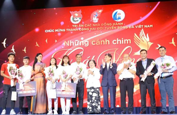 Tối ngày 27/12, Chương trình tri ân các nhà đồng hành và chúc mừng thành công hai đội tuyển bóng đá nữ Quốc gia và U22 Việt Nam với chủ đề “Những cánh chim khát vọng” đã được tổ chức tại TP.HCM.