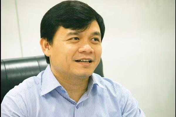 Sinh năm 1971 ở Hà Đông (Hà Nội), Shark Nguyễn Xuân Phú hiện là Chủ tịch HĐQT Tập đoàn Sunhouse và Chủ tịch HĐQT Công ty cổ phần Hàng hải Sài Gòn.