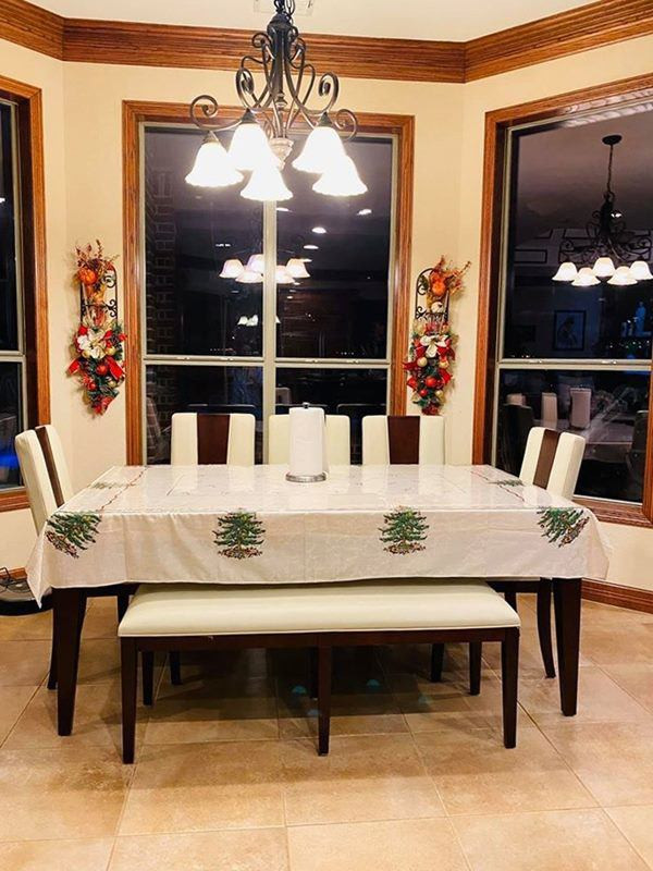 Vợ chồng nữ ca sĩ Hồng Ngọc mua ngôi nhà tại Dallas, Texas, Mỹ vào năm 2018. Căn biệt thự có khoảng sân rộng phía trước và 5 phòng ngủ.