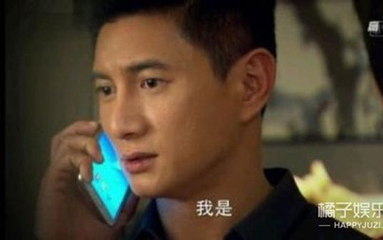 Nghe điện thoại là một cảnh quay bình thường và được đánh giá là dễ dàng thực hiện. Tuy nhiên, không ít lần lại trở thành "hạt sạn" trong các bộ phim. Rất nhiều diễn viên vì một phút cẩu thả đã tự biến mình thành kẻ ngớ ngẩn trên màn ảnh khi cầm ngược điện thoại vẫn vô tư nói chuyện hay nghe điện thoại ở chế độ màn hình chờ.