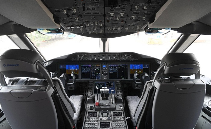 Buồng lái trên máy bay Boeing 787-10 có nhiều điểm khác biệt với các dòng máy bay hiện đại khác cũng của Boeing. Ảnh: Zing