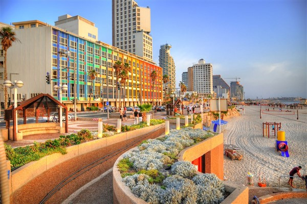 Tel Aviv, Israel là một trong những thành phố đắt đỏ nhất thế giới. Nửa số tỷ phú nước này sống tại Tel Aviv.