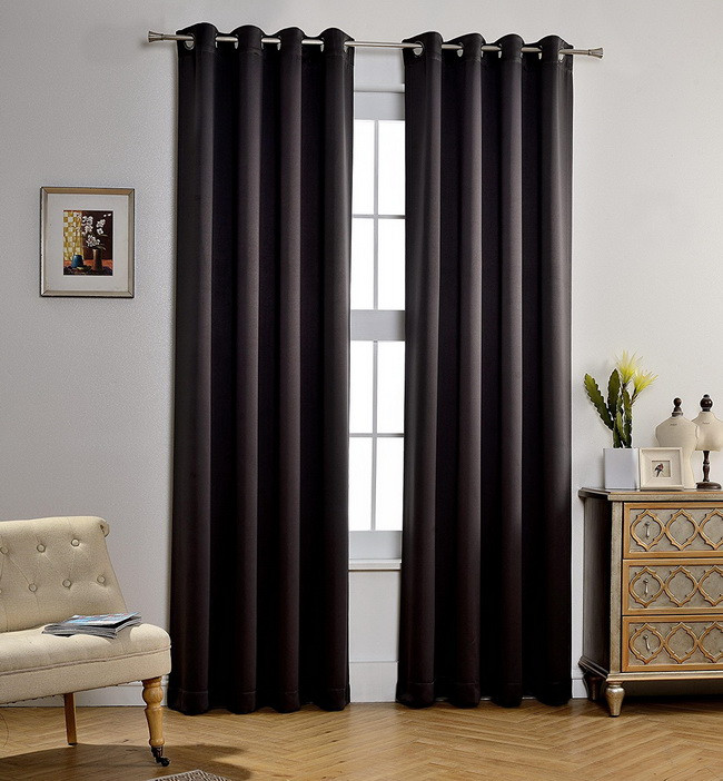 Rèm cửa dài quá mức đến chạm đất sẽ ảnh hưởng đến thẩm mỹ cũng như vệ sinh, đặc biệt là khi nhà có trẻ em và thú cưng.