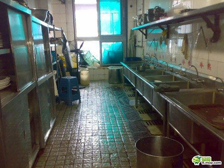 Tuy nhiên, một bài viết đăng tải trên trang mạng tt.mop.com đã khiến người tiêu dùng bàng hoàng khi sự thật của nhà hàng này bị phanh phui. Ảnh: Mop.