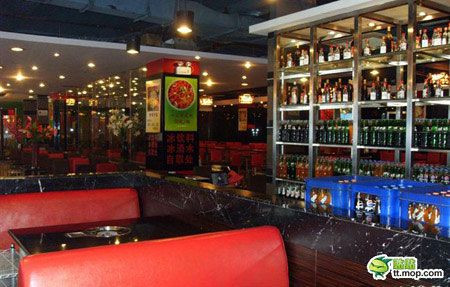 Quán lẩu nổi tiếng tại đường Quốc Tế, quận Dương Phổ, thành phố Thượng Hải (Trung Quốc) vốn là địa chỉ quen thuộc của nhiều thượng khách sành ăn bởi không gian sạch sẽ, bắt mắt. Ảnh: Mop.