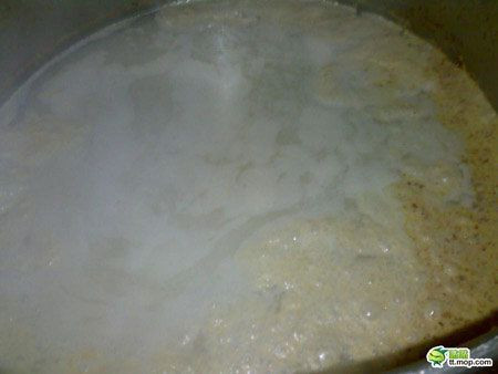 Kinh hoàng nhất là các nguyên liệu dùng để nấu lẩu phần lớn đều là những thực phẩm thừa thãi, gom lại từ các bữa ăn trước đó. Ảnh: Mop.