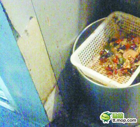 Rổ trắng đựng thức ăn thừa và thùng nhựa đựng nước lẩu thừa. Ảnh: Mop.