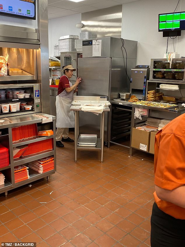 Cho dù ông chủ nhà hàng đã thanh minh rằng thùng rác lúc đó trống rỗng song bức ảnh vẫn khiến nhiều người không khỏi ghê sợ. Ảnh: TMZ.