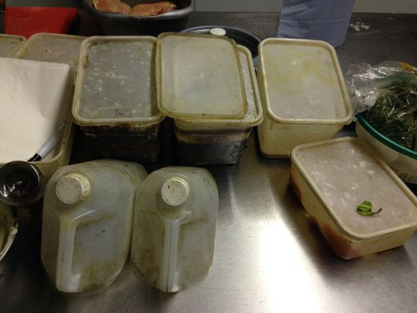 Các hộp chứa thực phẩm, bình đựng dầu mỡ đều trong tình trạng cáu bẩn khiến ai nhìn thấy cũng rùng mình. Ảnh: Mirror.