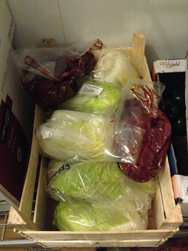 Rau xanh để cùng với thịt sống. Ảnh: Mirror.