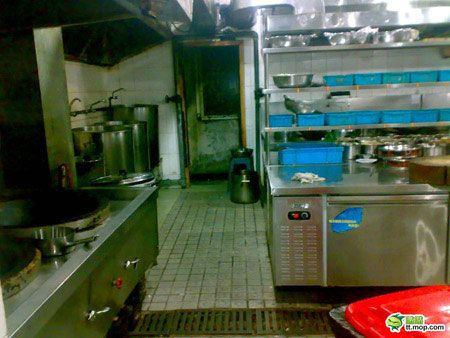 Trái ngược với vẻ ngoài hào nhoáng là khu chế biến bừa bộn đồ ăn, ngổn ngang dụng cụ cáu bẩn, bụi bám đen sì. Ảnh: Mop.