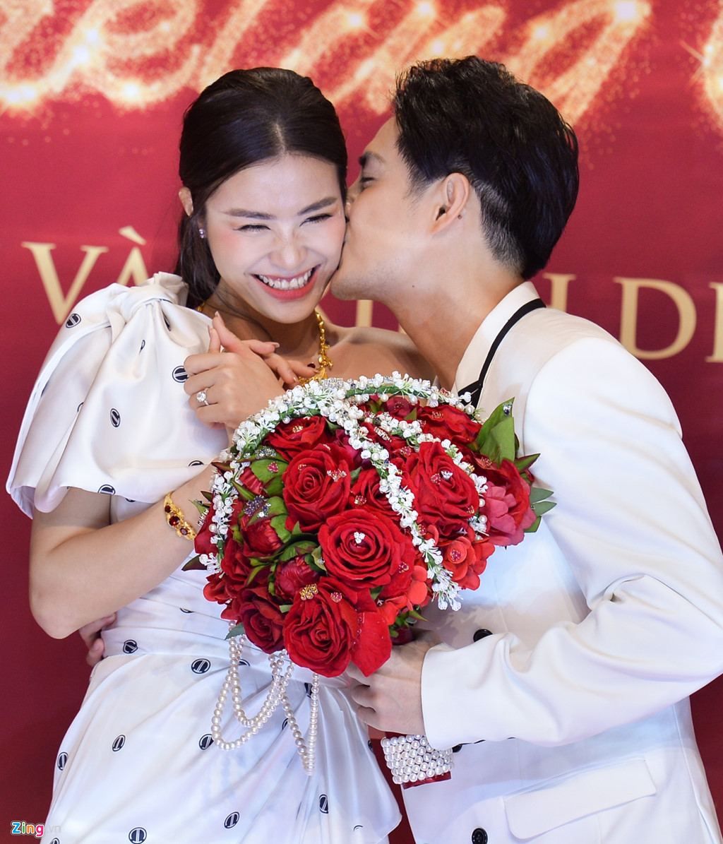 Bó hoa cưới là sự kết hợp hài hòa lụa, satin và chất liệu vàng 24K, ruby đỏ, sapphire, emerald, thạch anh. Ảnh: Zing.