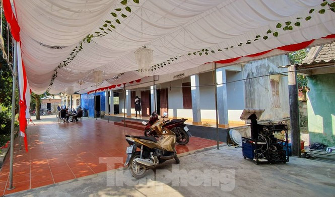 Nhà cấp 4 có sân rộng, lát gạch đỏ truyền thống. Ảnh: Tiền phong.