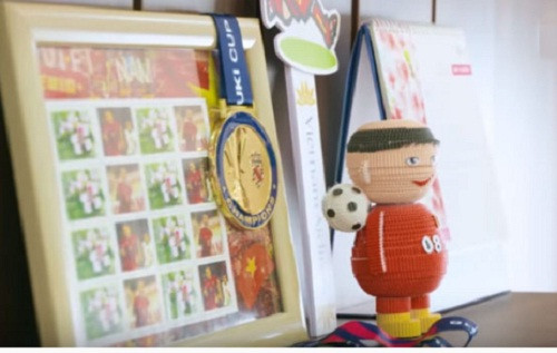 Khắp nơi trong nhà đều mang dấu ấn sự nghiệp sân cỏ của Trọng Hoàng. Ảnh: Vlog Minh Hải.