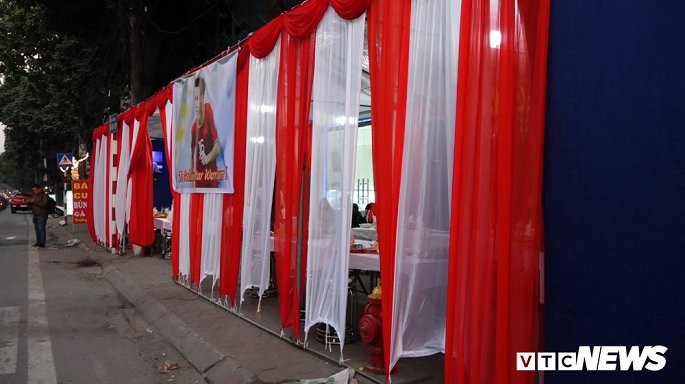 Trong trận chung kết, Đỗ Hùng Dũng là người chuyền quả bóng như đặt để Văn Hậu đánh đầu mở tỷ số và ghi bàn nhân đôi cách biệt. Căn nhà của gia đình Hùng Dũng ở xã Yên Viên, huyện Gia Lâm, Hà Nội. Ảnh: VTC.