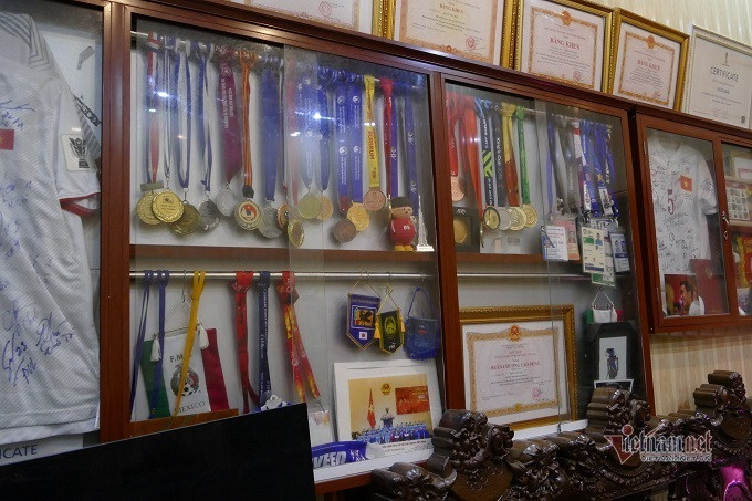 Trong nhà trưng bày rất nhiều huy chương của cầu thủ sinh năm 1999. Ảnh: Vietnamnet.