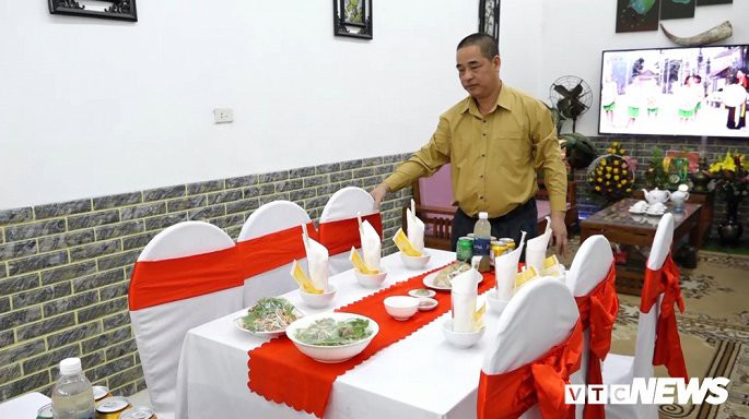 Phòng khách rộng rãi với sơn tường màu trắng chủ đạo. Ảnh: VTC.