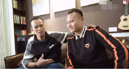 Căn hộ của Trọng Hoàng có gam màu trầm chủ đạo. Ảnh: Vlog Minh Hải.