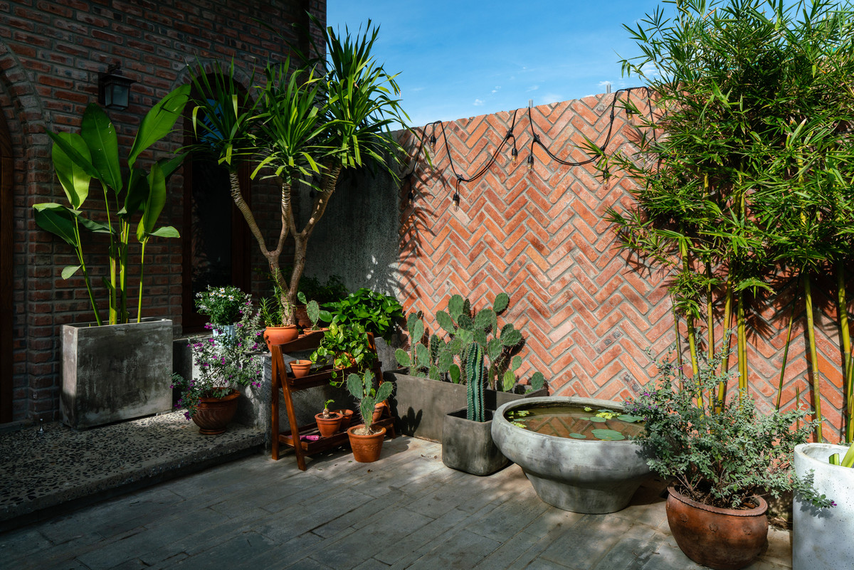 Hàng tre xanh nơi góc vườn là yếu tố tạo nên khung cảnh thơ mộng cho ngôi nhà.