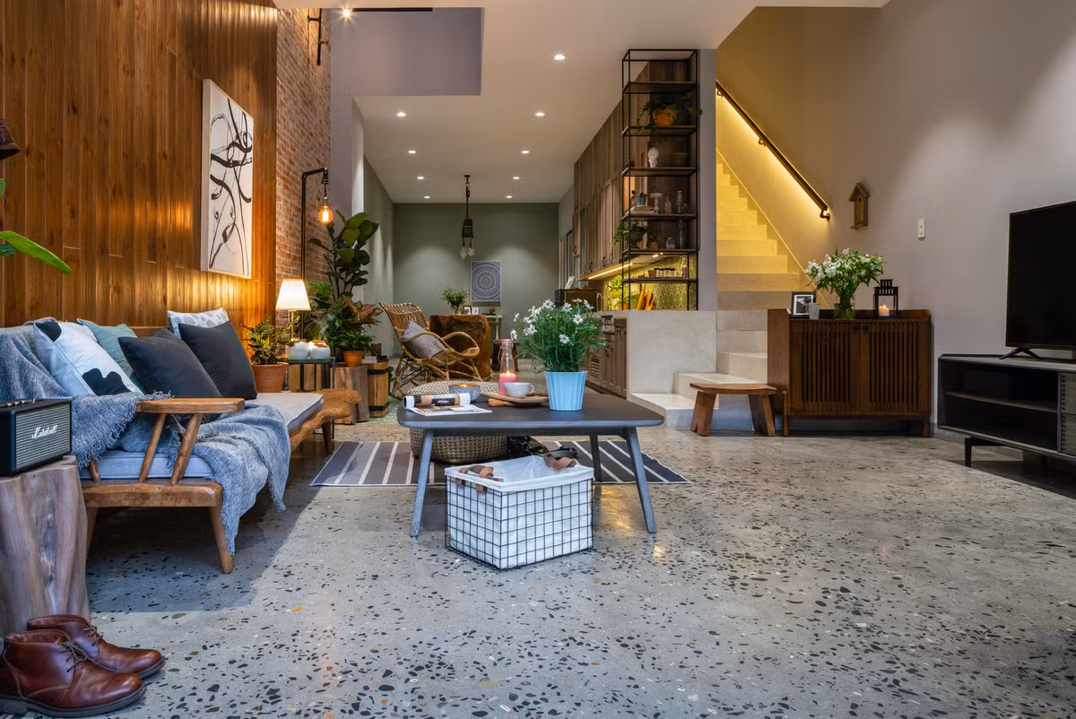 Bên trong căn nhà, mỗi phòng lại có một cấu trúc riêng biệt với thiết kế mộc mạc.