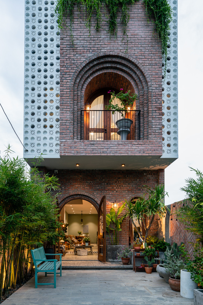 Với lợi thế gần sông, kiến trúc sư vô cùng tinh tế khi thiết kế các ô cửa, giếng trời để ngôi nhà luôn nhận được ánh sáng tự nhiên và gió trời.