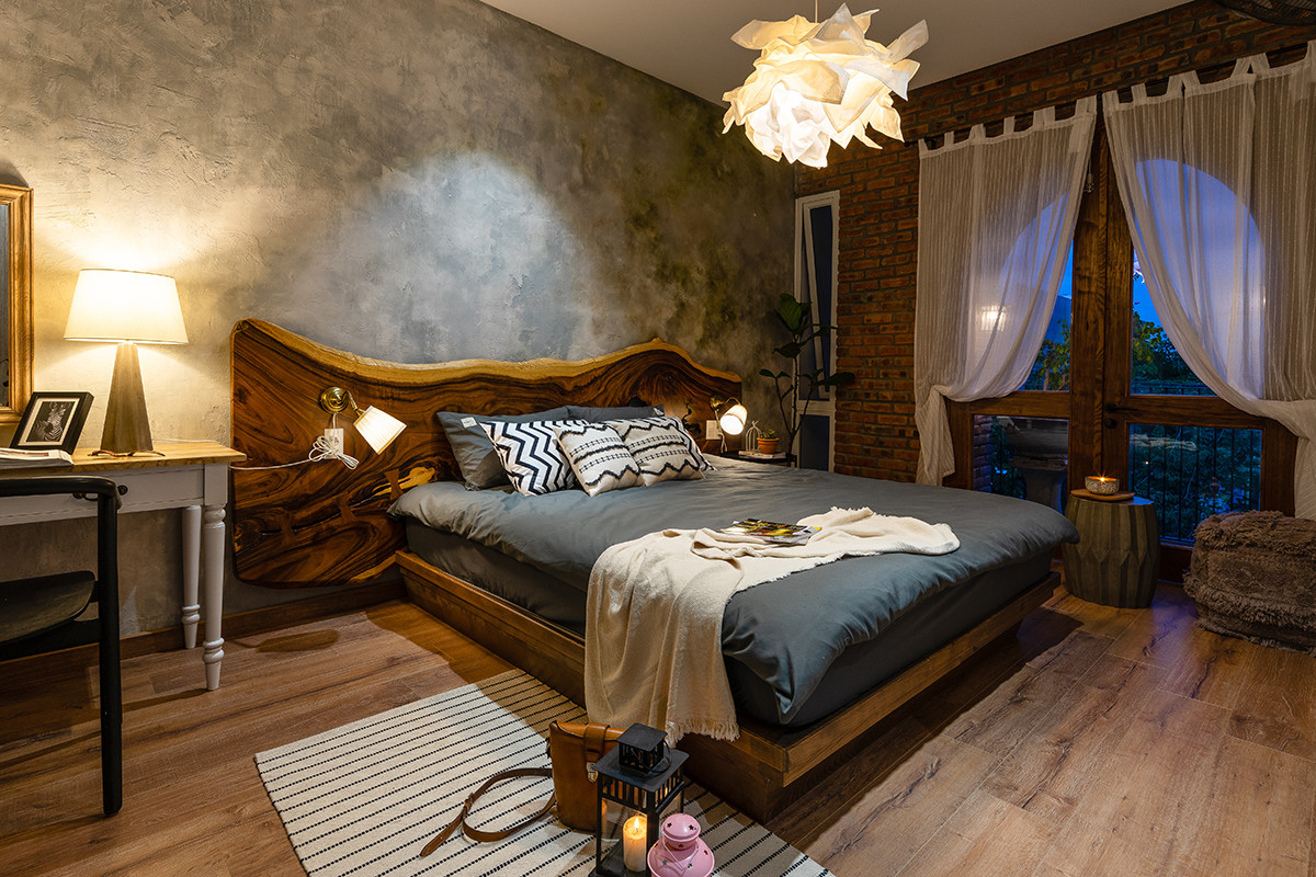 Phòng ngủ mộc mạc và ấm cúng.