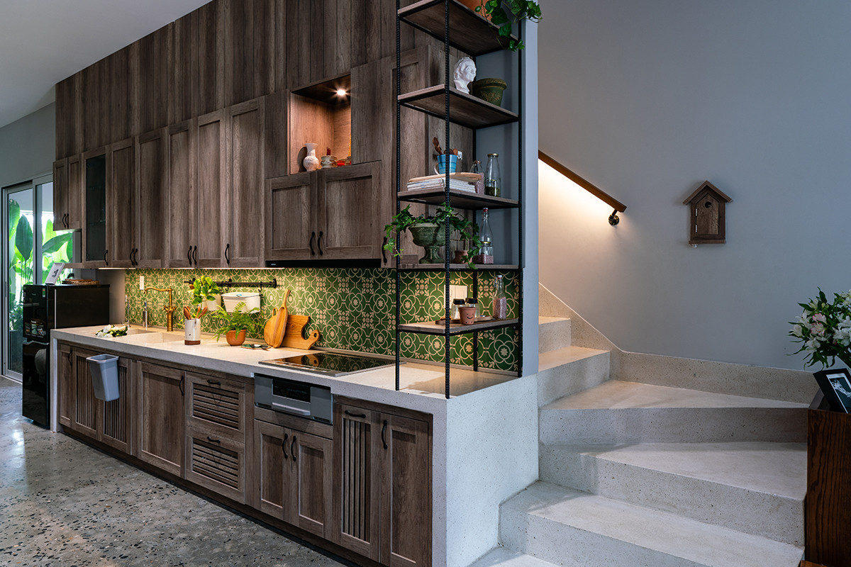 Cầu thang dẫn lên các phòng khác trong nhà.