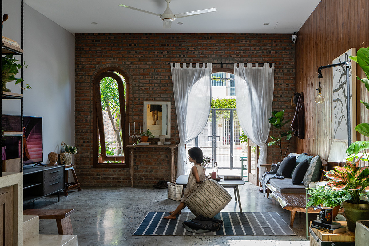 Đúng như tên gọi, Cội House sử dụng những chất liệu mộc mạc như gạch trần, gạch hoa gió.