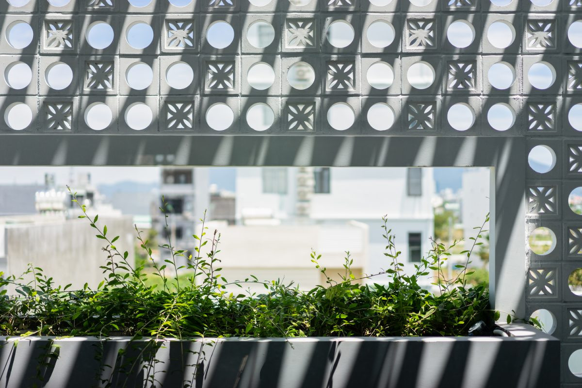 Gạch hoa gió kết hợp ánh nắng mang đến trải nghiệm thú vị. Nguồn ảnh: Quang Dam.