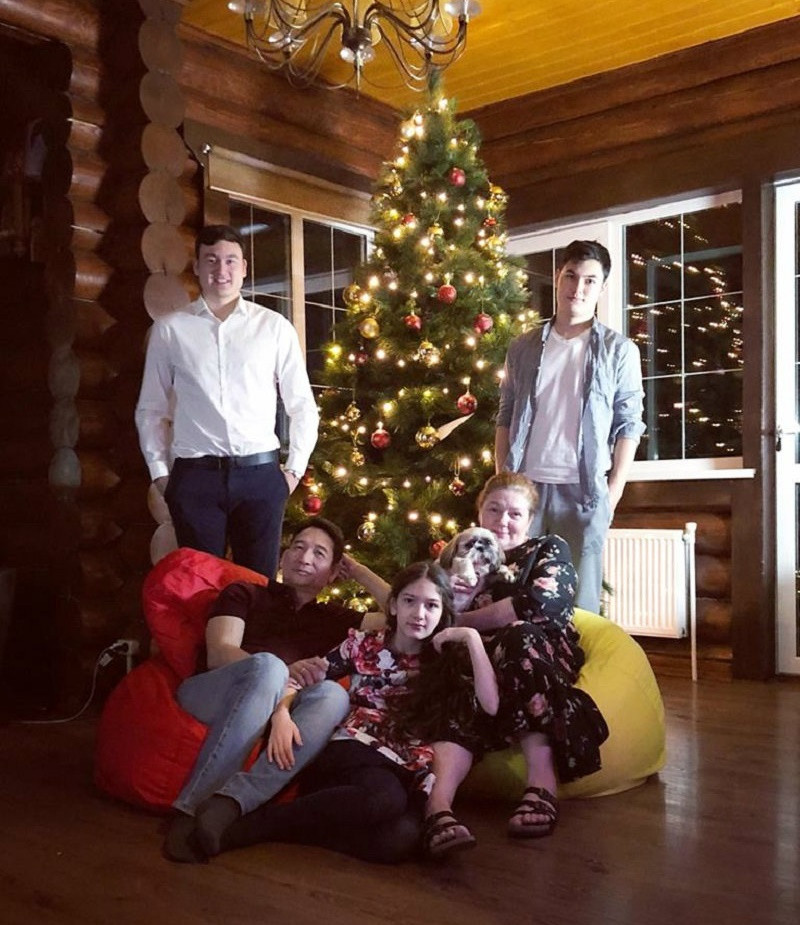 Bên trong nhà thủ môn Đặng Văn Lâm bài trí khá đơn giản với bàn ghế và những đồ thiết yếu. Ảnh: Facebook.