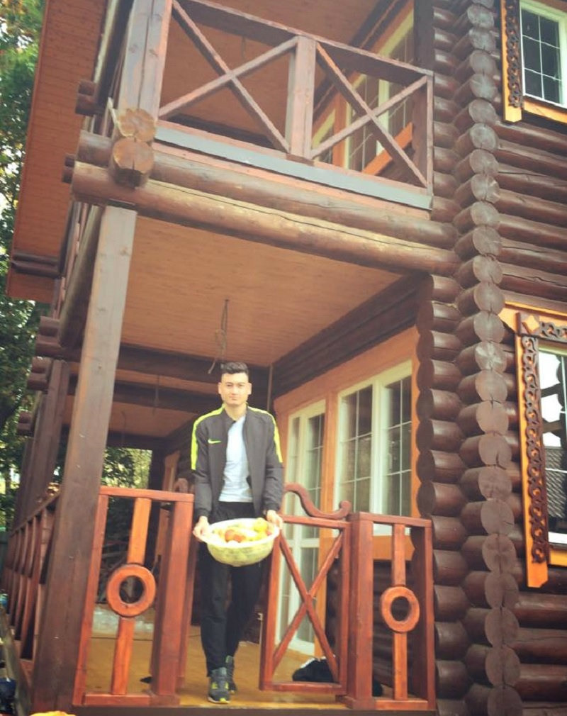 Căn nhà gỗ 2 tầng của Lâm Tây thiết kế theo lối kiến trúc mở, giống như một khu nghỉ dưỡng. Ảnh: Oxii.