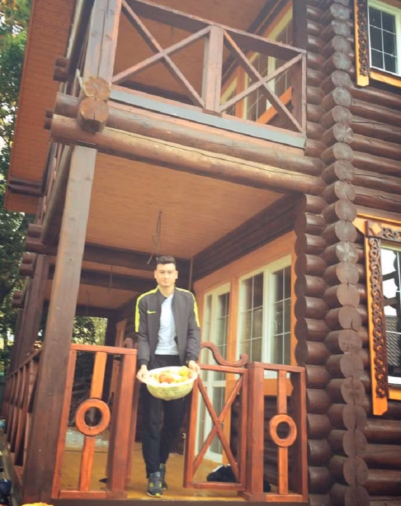 Căn nhà gỗ 2 tầng của Lâm Tây thiết kế theo lối kiến trúc mở, giống như một khu nghỉ dưỡng. Ảnh: Oxii.