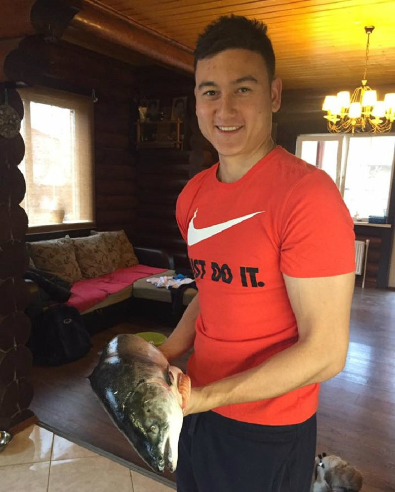 Đèn chùm vàng giúp căn nhà trở nên ấm áp. Ảnh: Facebook.