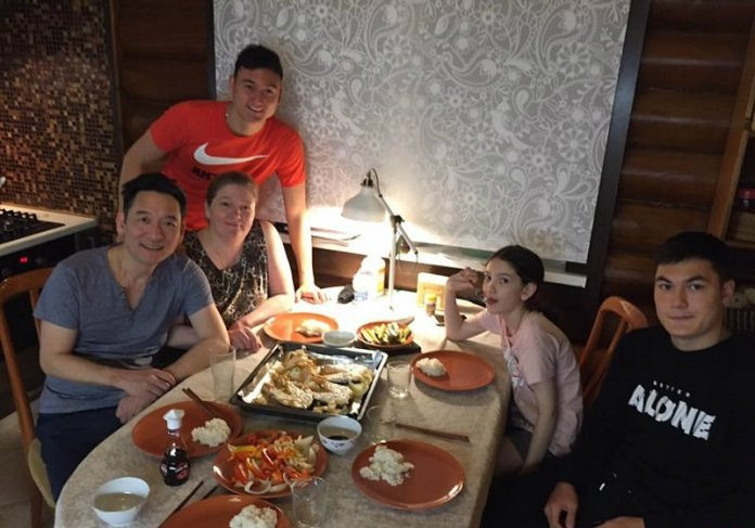 Văn Lâm và gia đình sống trong một căn nhà ở Zvenigorod, thành phố Moskva (Nga). Ảnh: Facebook.
