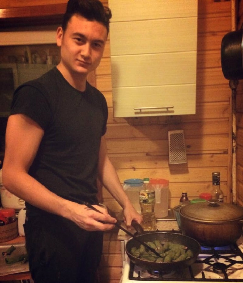 Góc bếp đơn giản là nơi yêu thích của Văn Lâm mỗi khi trở về nhà. Ảnh: Facbook.