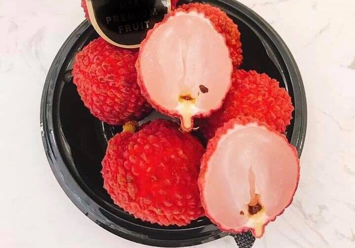 Loại vải này được đóng thành hộp 200g (gồm 8 quả), có giá 990.000 đồng. Tính ra mỗi quả vải có giá gần 125.000 đồng. Ảnh: Mia Fruit.