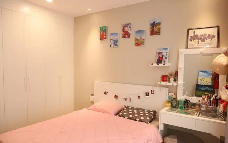 Phòng ngủ được Á hậu trang trí đơn giản, tạo cảm giác ấm cúng. Ảnh: Giadinhnet.