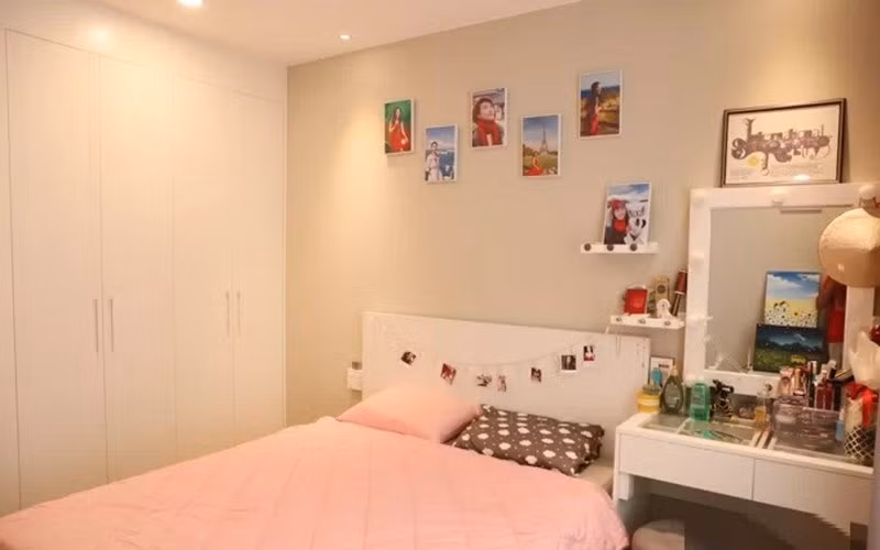 Phòng ngủ được Á hậu trang trí đơn giản, tạo cảm giác ấm cúng. Ảnh: Giadinhnet.