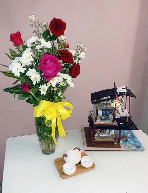 Trong nhà, Hoàng Oanh bày nhiều món quà từ các fan gửi tặng. Ảnh: Trithucxanh.