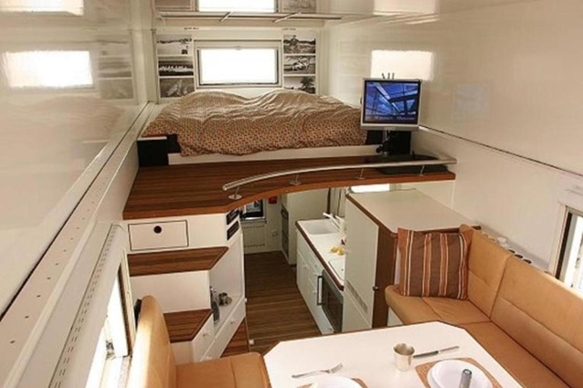 Cách bố trí nội thất thông minh khiến ngôi nhà bớt tù túng.