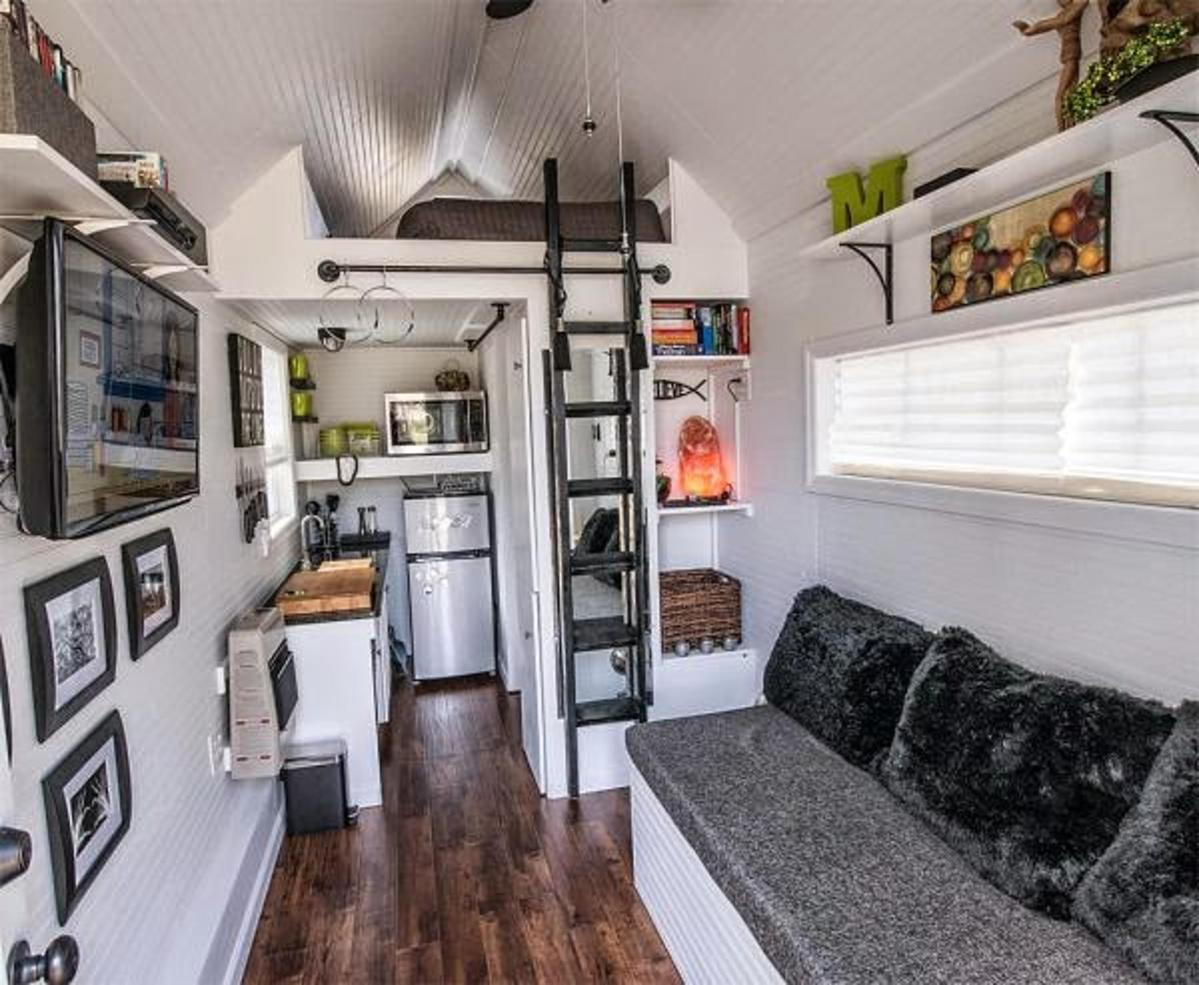 Màu trắng chủ đạo giúp căn nhà như được nới rộng hơn so với thực tế. Nguồn ảnh: Heartofitallhouse.