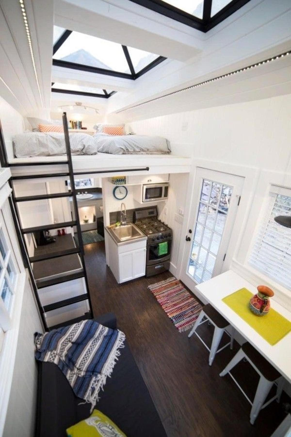 Chỉ vẻn vẹn 15m2 nhưng căn nhà nhỏ với trần trong suốt có khả năng đóng mở giúp gia chủ dễ dàng ngắm nhìn bầu trời đêm.