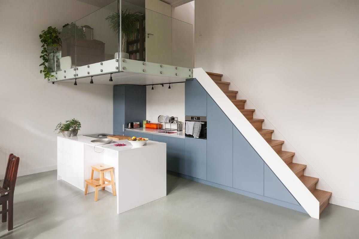 Bếp và bàn ăn được thiết kế khéo léo dưới gầm gác lửng giúp căn hộ trở nên gọn gàng và tiện nghi.